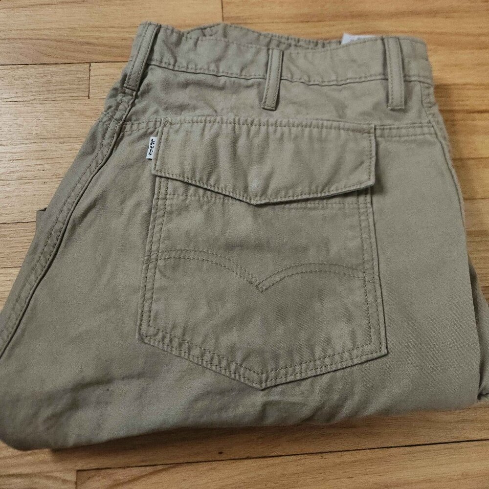 Levi’s Cargo Shorts – Men’s Size 38 Tan – Classic Utility Style